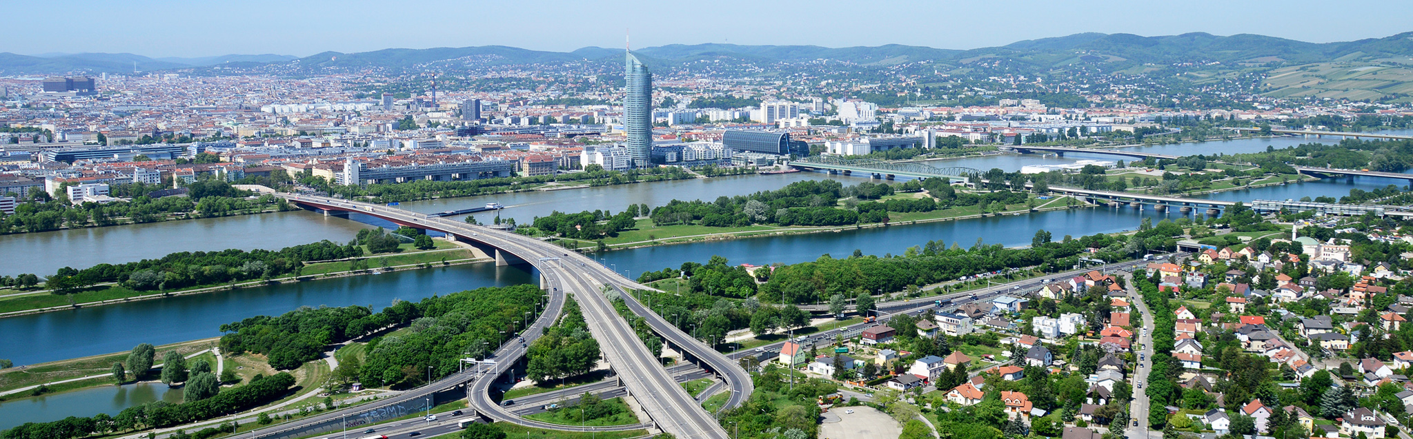 Ein Verkehrskreuz bei Tag vor der Skyline einer großen Stadt