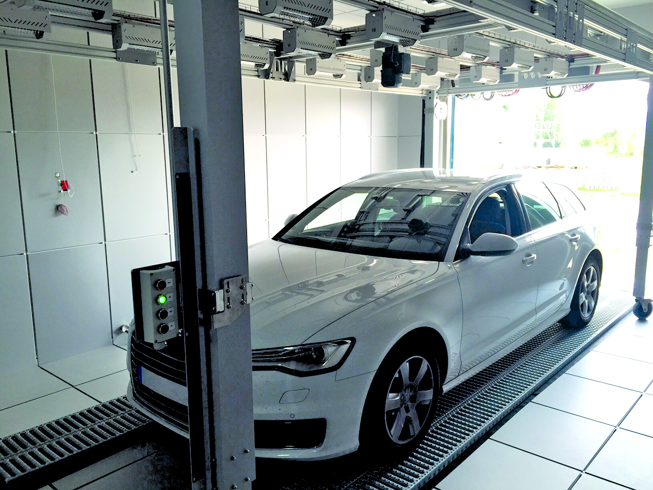 Auto unter Sonne - IndoorAirTestCenter IACT