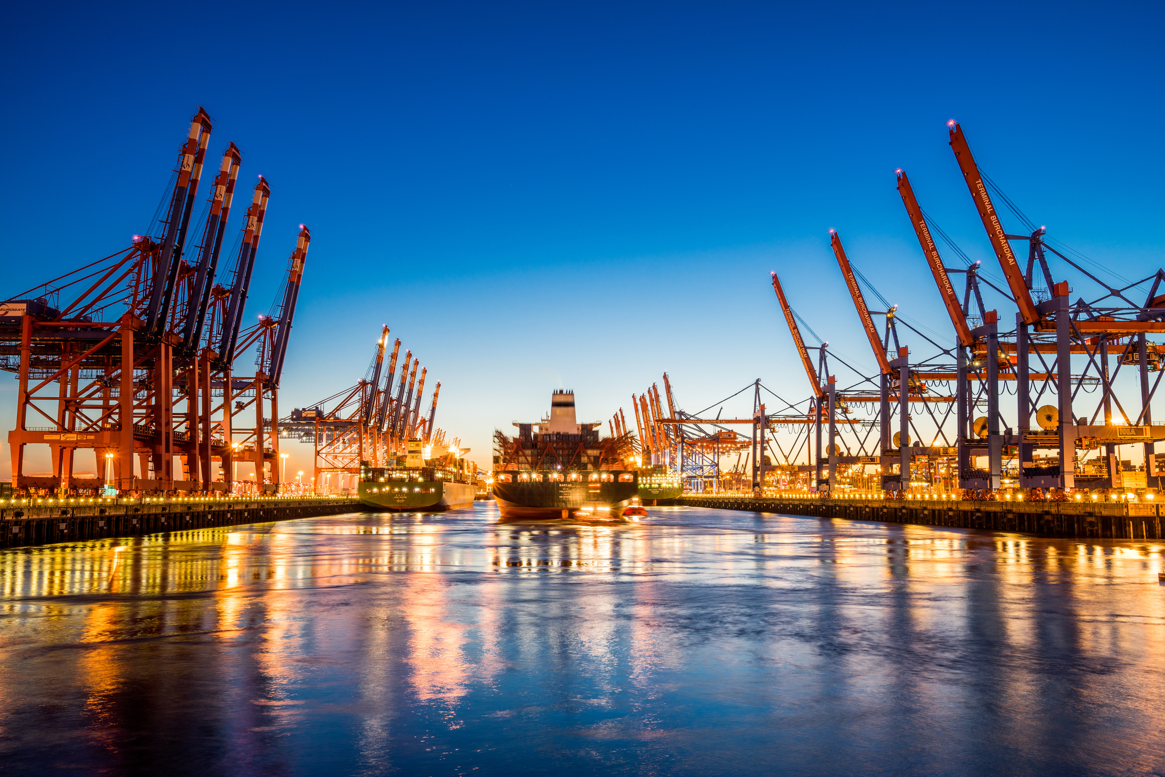 Schiff im Hamburger Containerhafen