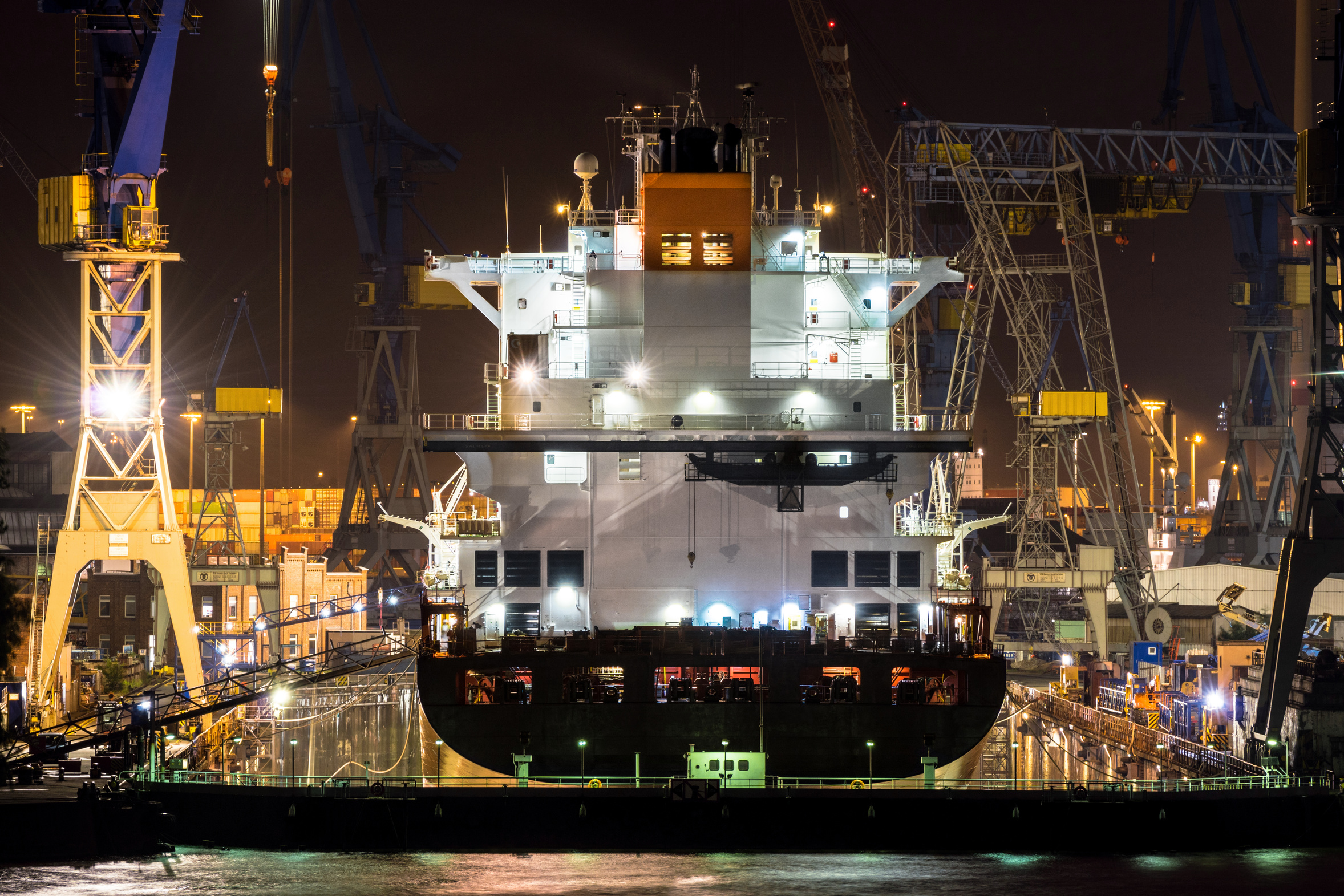 Schiff Liverpool Express von Blohm und Voss im Dock bei Nacht in Hamburg